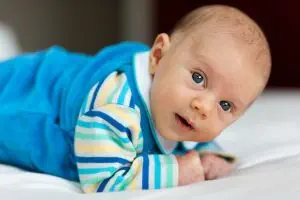 Read more about the article Tahapan Bayi Belajar Merangkak dan Cara Membantunya